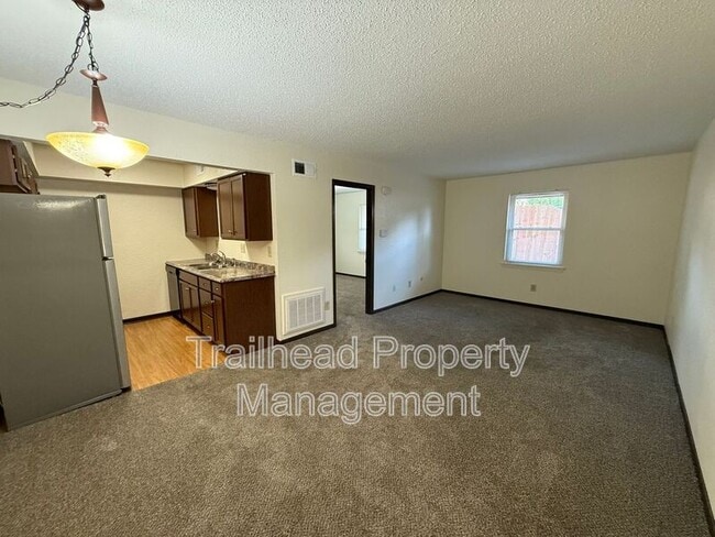 property at 816 E Walnut St