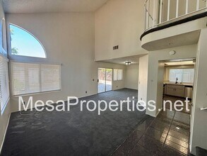 7680 Sun Petal Ct in Fontana, CA - Foto de edificio - Building Photo