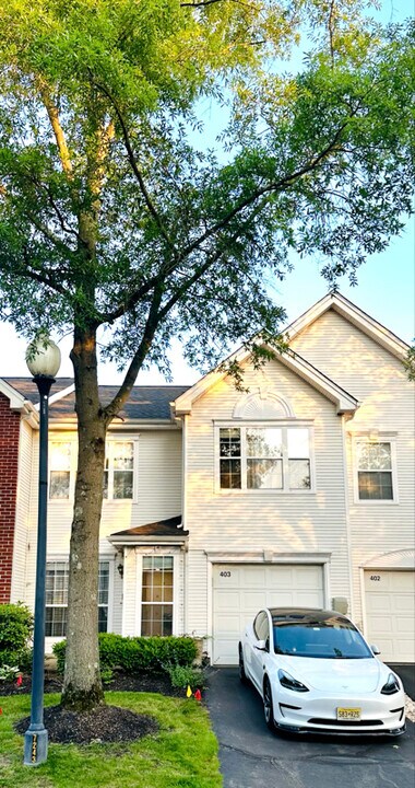 403 Harvest Ln in Monmouth Junction, NJ - Building Photo
