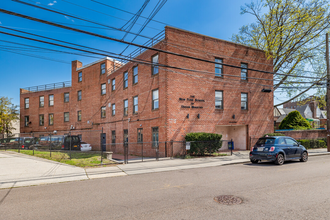 New York School - Urban Ministry in Long Island City, NY - Foto de edificio