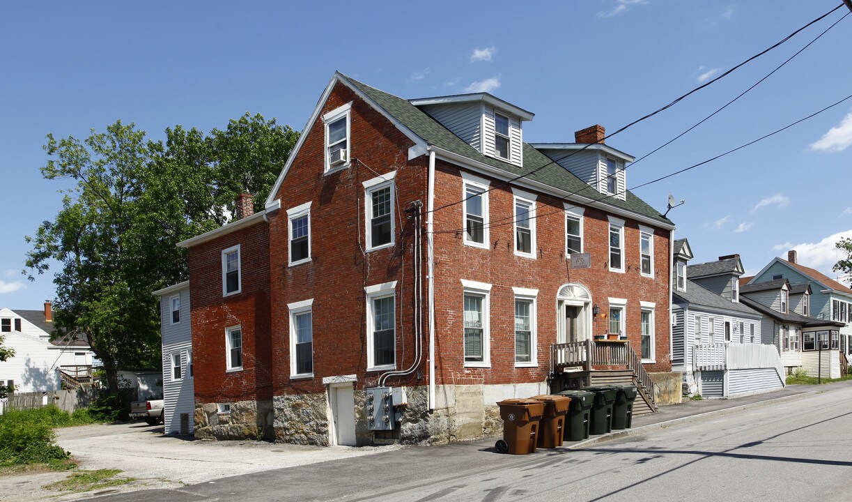 59 Pleasant St in Saco, ME - Foto de edificio