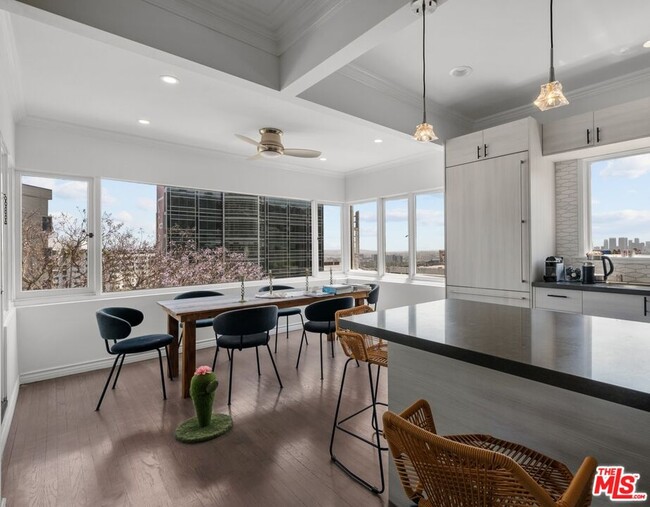 1326 Londonderry View Dr in Los Angeles, CA - Building Photo - Building Photo