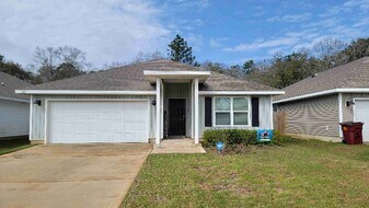 5411 Peach Dr in Milton, FL - Building Photo