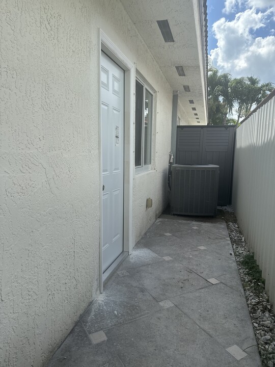 19880 NW 78th Path in Hialeah, FL - Foto de edificio