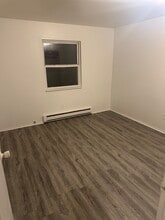 4476 3rd St, Unit Unit B in Columbiaville, MI - Foto de edificio - Building Photo