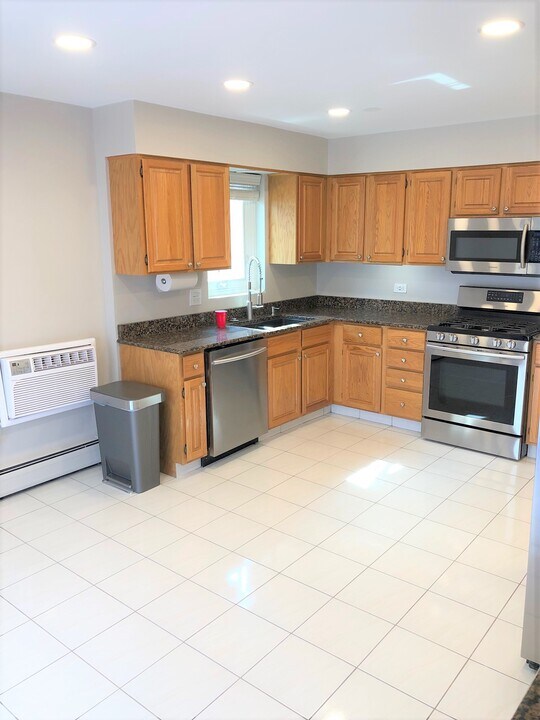 6731 N Oxford Ave, Unit Apt 2-Floor 1 in Chicago, IL - Building Photo
