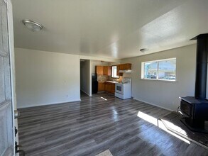 1076 S 8th St in Coos Bay, OR - Building Photo - Building Photo