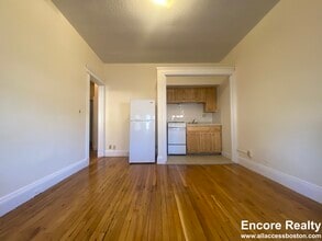 112 Lawton St, Unit 3 in Brookline, MA - Building Photo - Building Photo