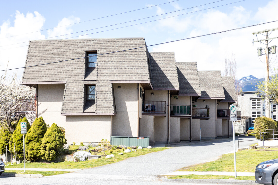 220 16th St W in North Vancouver, BC - Building Photo