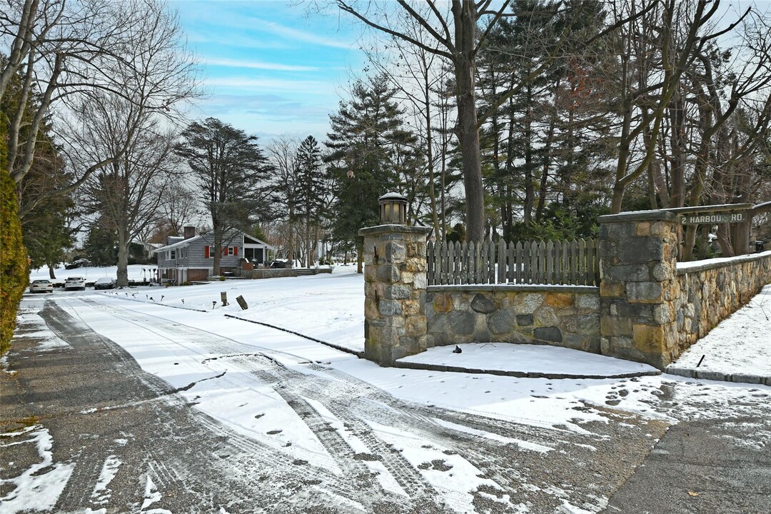 2 Harbour Rd in Great Neck, NY - Building Photo