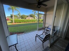 328 Bradstrom Cir, Unit 101 in Naples, FL - Foto de edificio - Building Photo