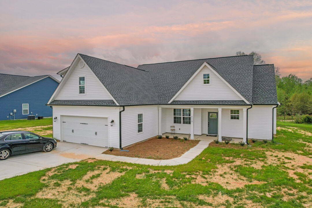 2127 Smith in Clover, SC - Building Photo