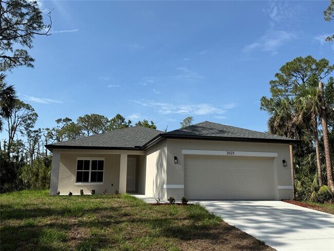 2023 Greenley Rd in North Port, FL - Foto de edificio - Building Photo