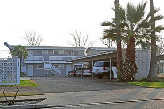 Palm Circle Apartments in Hanford, CA - Building Photo - Building Photo