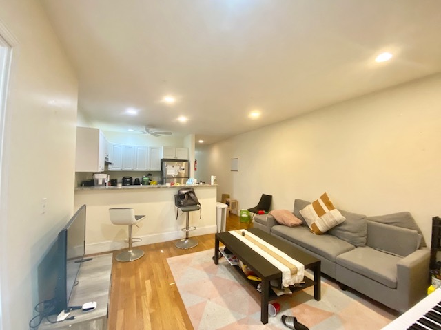 324 Saint Paul St, Unit 2 in Brookline, MA - Building Photo - Building Photo