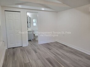 5034 2nd Ave S in St. Petersburg, FL - Foto de edificio - Building Photo