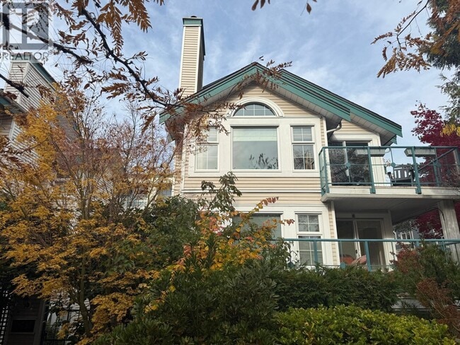 property at 735 W 15th Ave