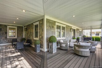 16 Hilltop Dr in Port Chester, NY - Building Photo - Building Photo
