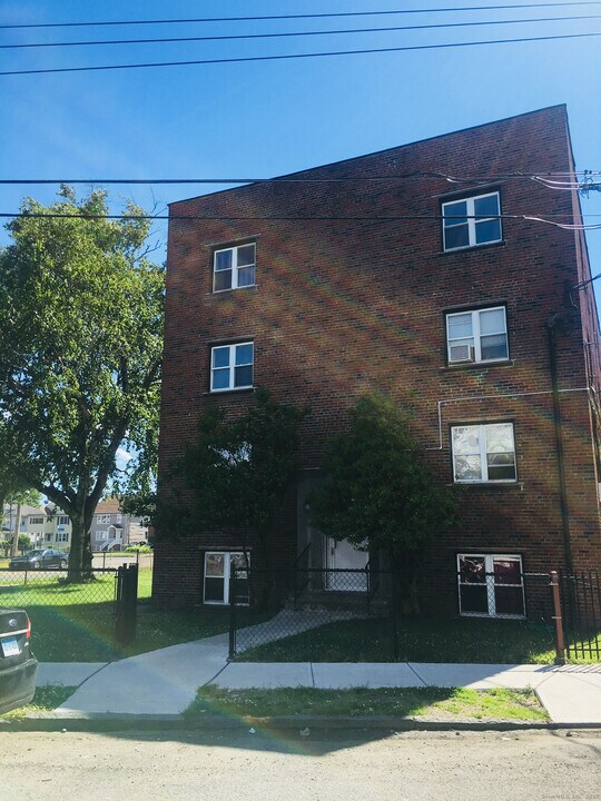 305 Parrott Ave in Bridgeport, CT - Building Photo