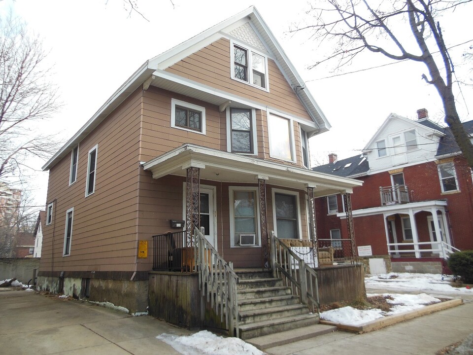 11 N Bassett St in Madison, WI - Foto de edificio