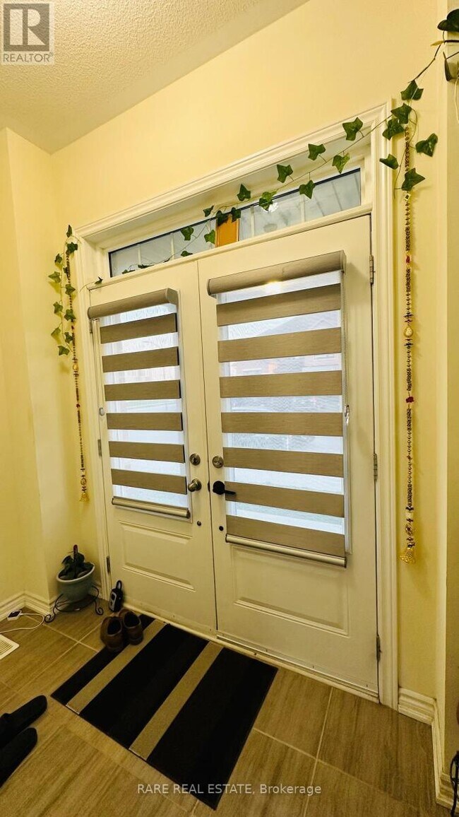 131 Closson Dr in Whitby, ON - Building Photo - Building Photo