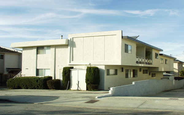 2705 Voorhees Ave in Redondo Beach, CA - Building Photo