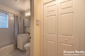 70 St Paul St in Brookline, MA - Foto de edificio - Building Photo