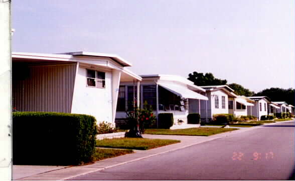 Lake Shore Villas in Tampa, FL - Building Photo