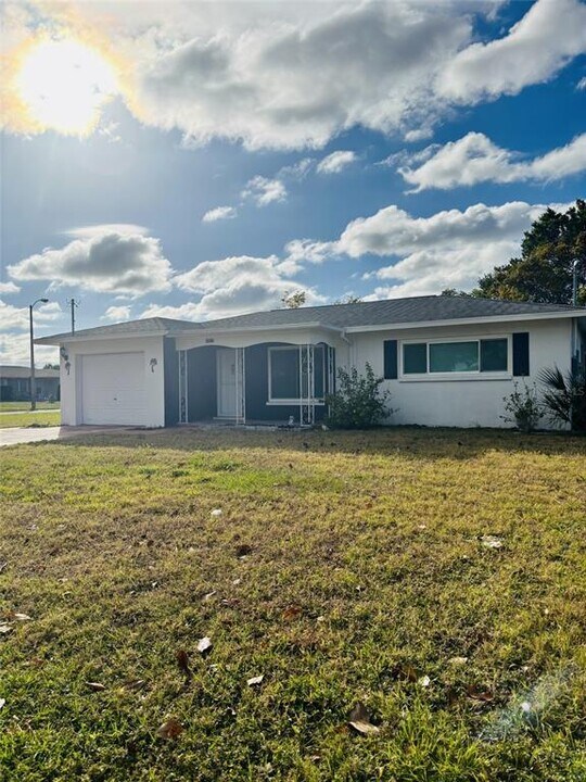 10517 Hibiscus Dr in Port Richey, FL - Building Photo
