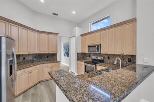 558 NW 118th Ave in Coral Springs, FL - Building Photo