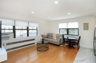 7 Bond St in Great Neck, NY - Building Photo - Building Photo