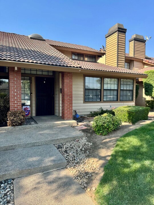 724 E Magill Ave in Fresno, CA - Building Photo
