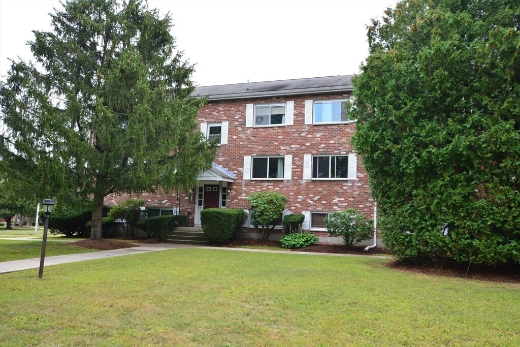 9 Mayberry Dr in Westborough, MA - Building Photo