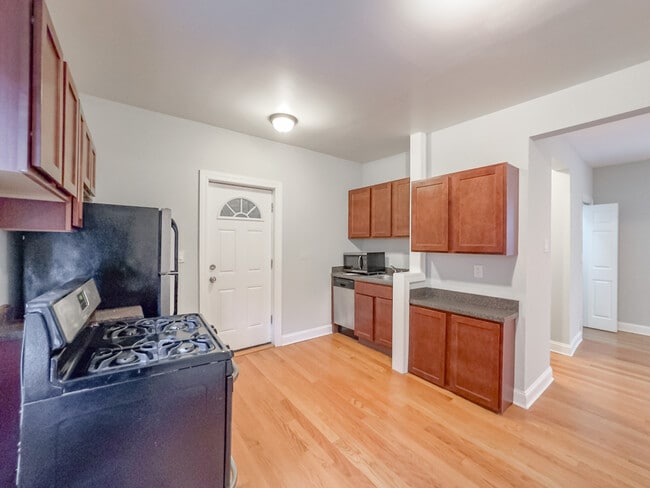 3739 N Pine Grove Ave, Unit J09P