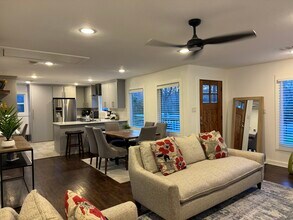 8714 San Benito Way in Dallas, TX - Foto de edificio - Building Photo