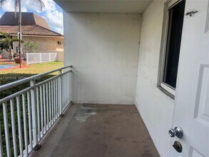 6950 Miami Gardens Dr in Hialeah, FL - Building Photo - Building Photo