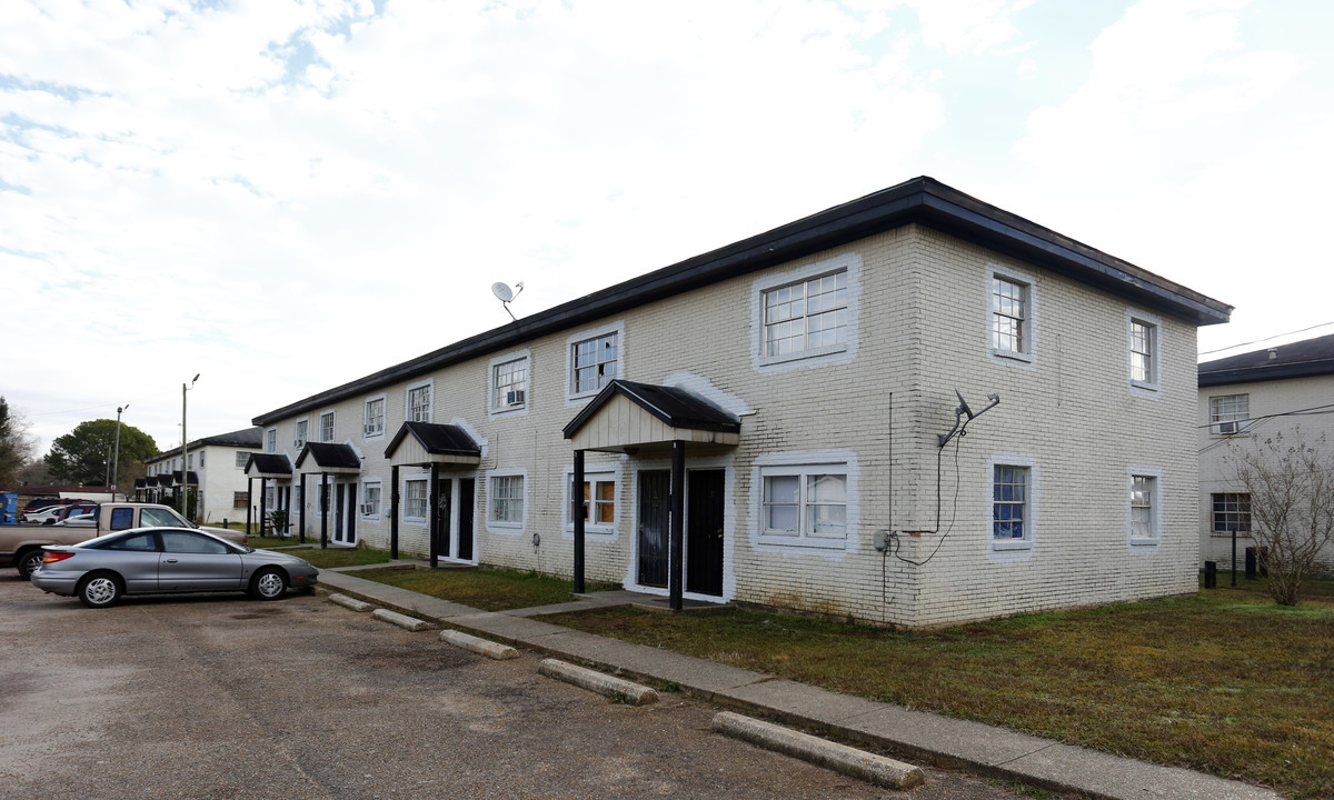 Azalea Court in Mobile, AL - Building Photo