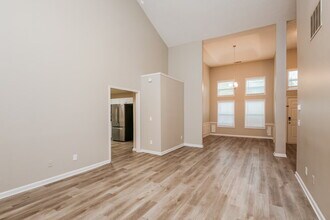 5563 Newberry Point Dr in Flowery Branch, GA - Foto de edificio - Building Photo