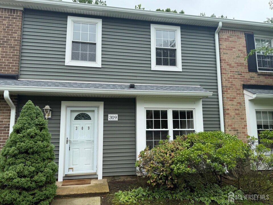 309 Constitution Cir in North Brunswick, NJ - Building Photo