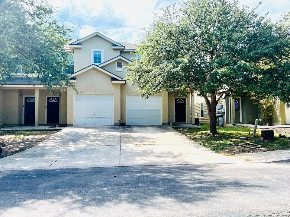 7811 Kingsbury Way in San Antonio, TX - Building Photo