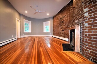 1736 Beacon St, Unit 3 in Brookline, MA - Building Photo - Building Photo