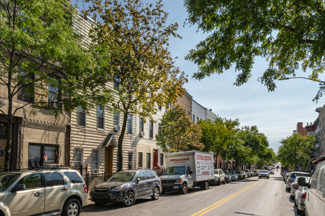 1502 Dekalb Ave in Brooklyn, NY - Foto de edificio - Building Photo