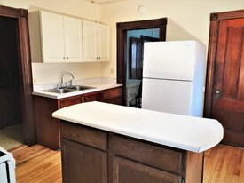 33 Middle St in Hallowell, ME - Building Photo