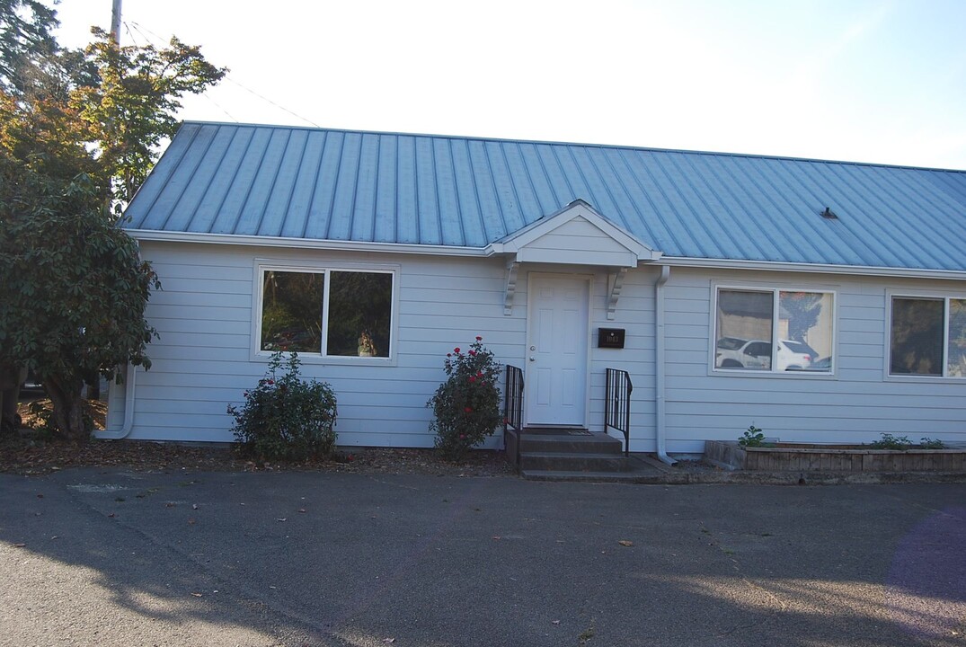 1043 SW Baker St in McMinnville, OR - Foto de edificio