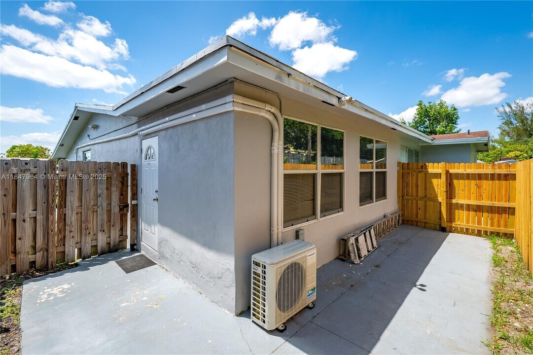 2620 NW 83rd Ave in Sunrise, FL - Building Photo
