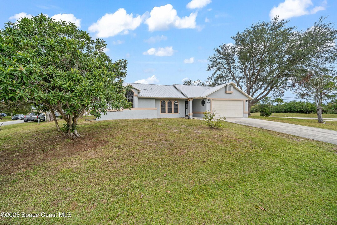461 Carol Dr NE in Palm Bay, FL - Building Photo