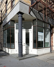 302 W 4th St in New York, NY - Building Photo - Building Photo