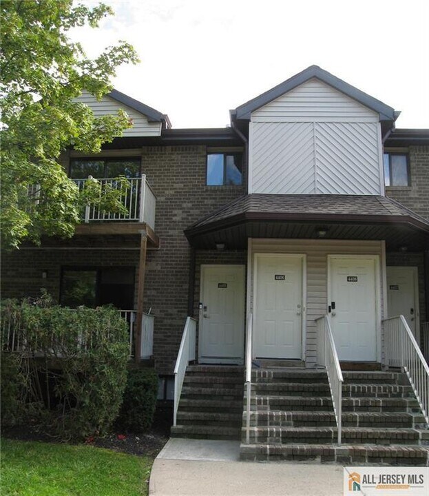 4406 Birchwood Ct in North Brunswick, NJ - Building Photo