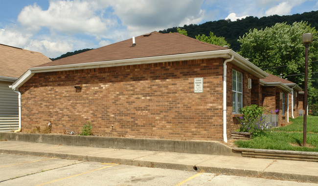 4810 Cardinal Dr in Charleston, WV - Building Photo - Building Photo