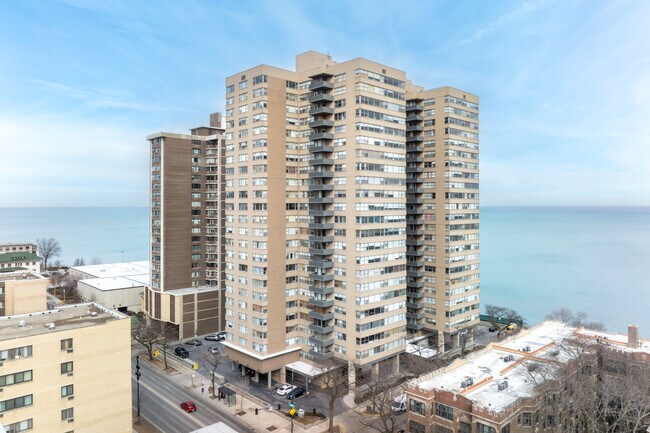 Shoreline Towers Condominiums in Chicago, IL - Building Photo - Building Photo